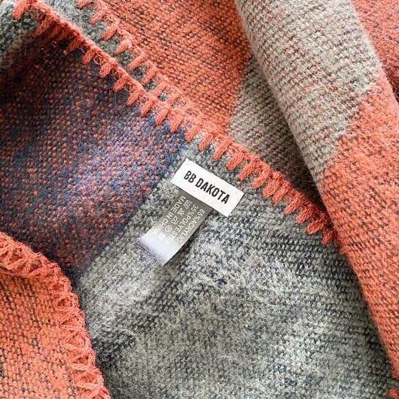 BB Dakota Poncho - Picture 5 of 7